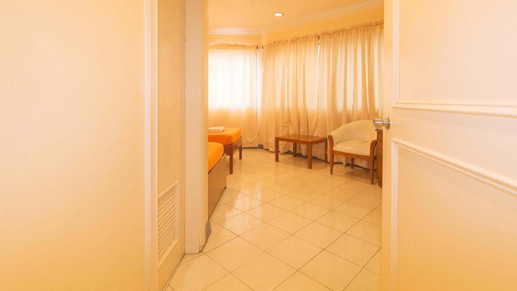 Royal Am Rei Hotel By Reddoorz Bacolod Bagian luar foto