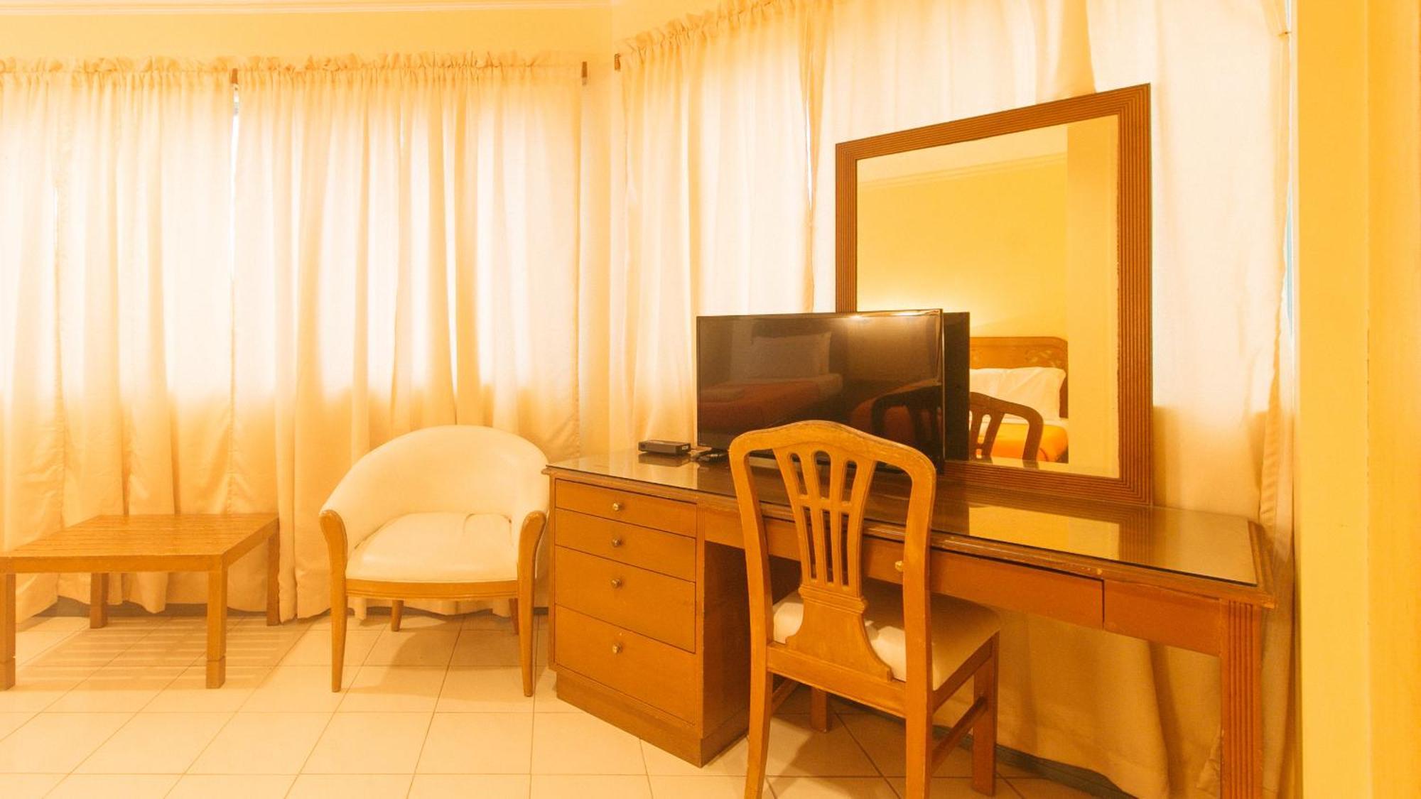 Royal Am Rei Hotel By Reddoorz Bacolod Bagian luar foto