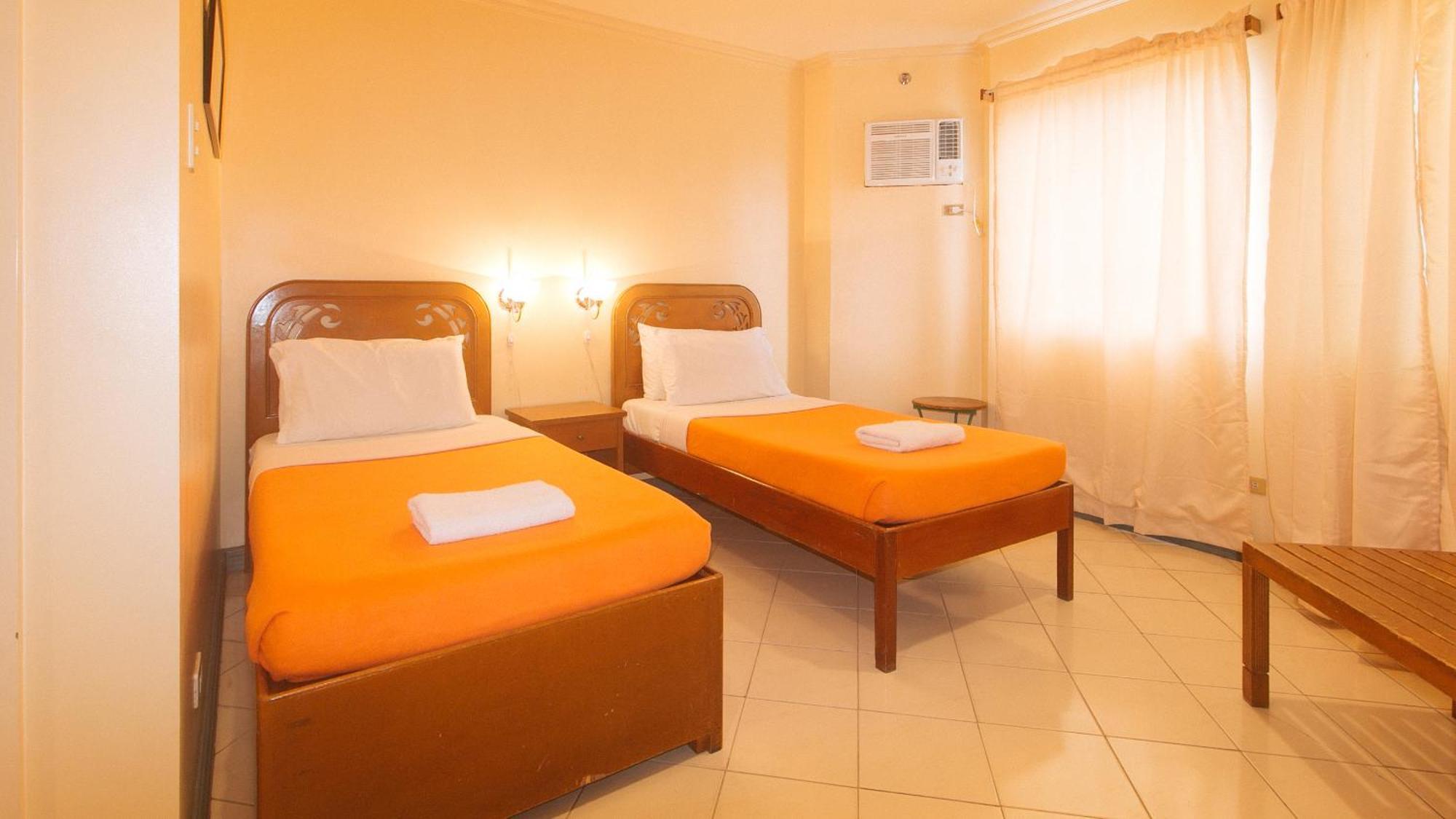 Royal Am Rei Hotel By Reddoorz Bacolod Bagian luar foto