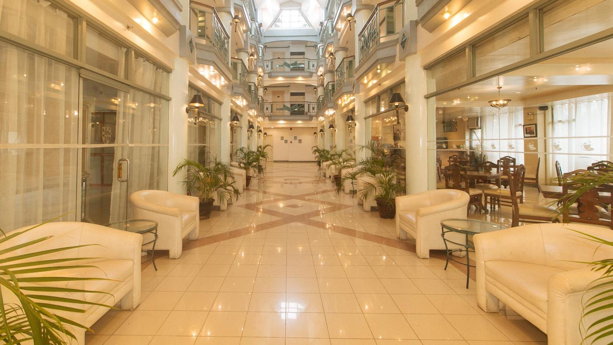 Royal Am Rei Hotel By Reddoorz Bacolod Bagian luar foto