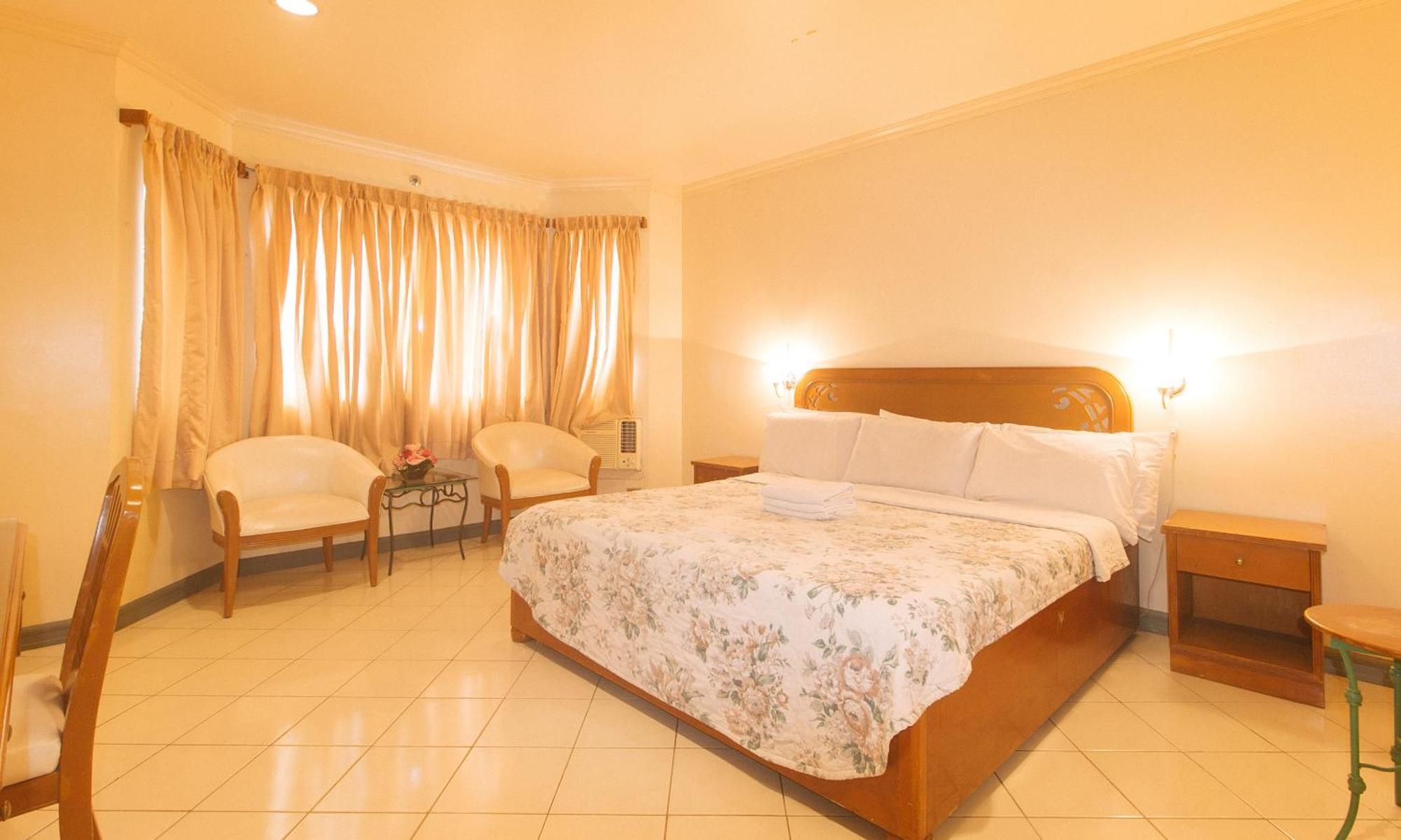 Royal Am Rei Hotel By Reddoorz Bacolod Bagian luar foto