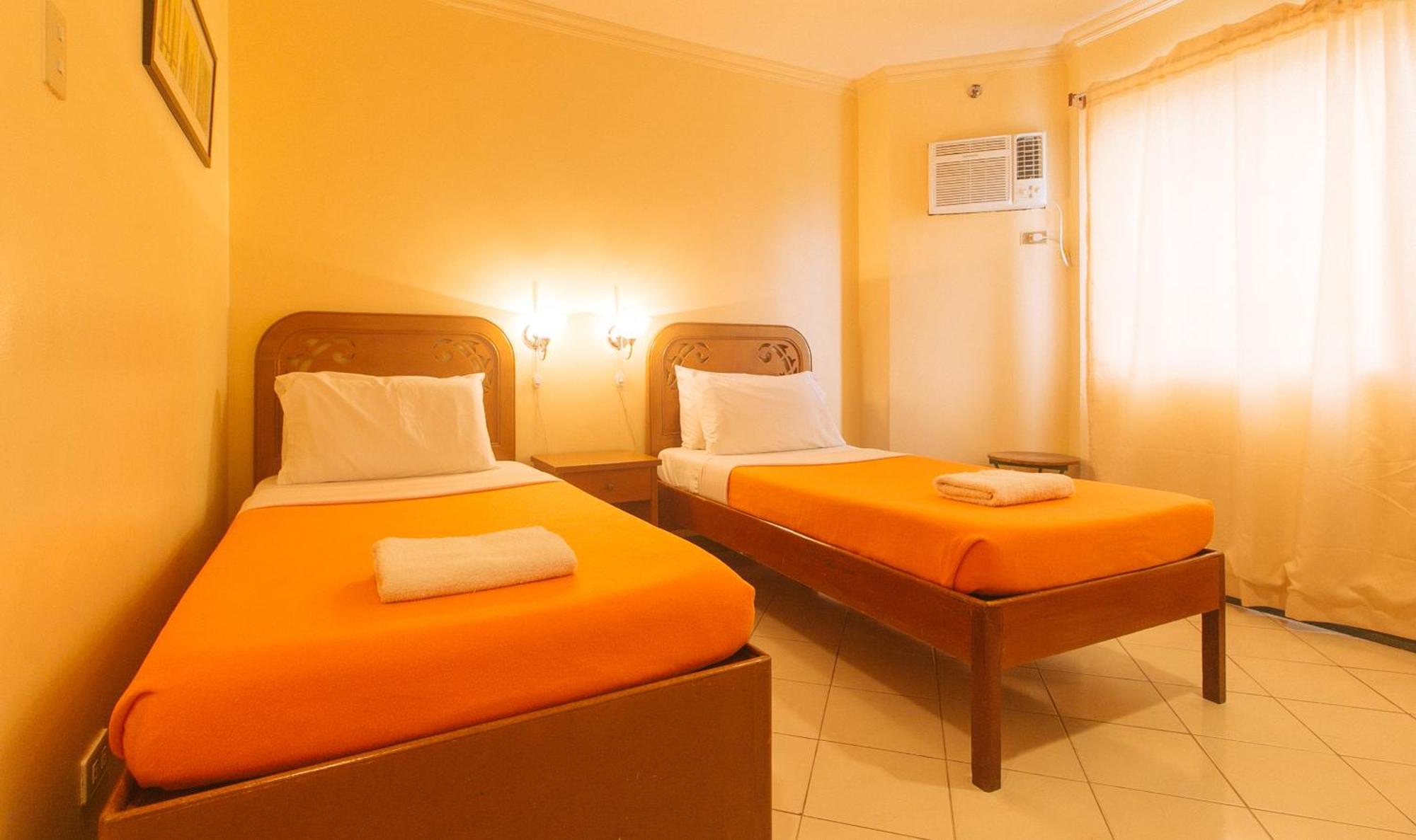Royal Am Rei Hotel By Reddoorz Bacolod Bagian luar foto