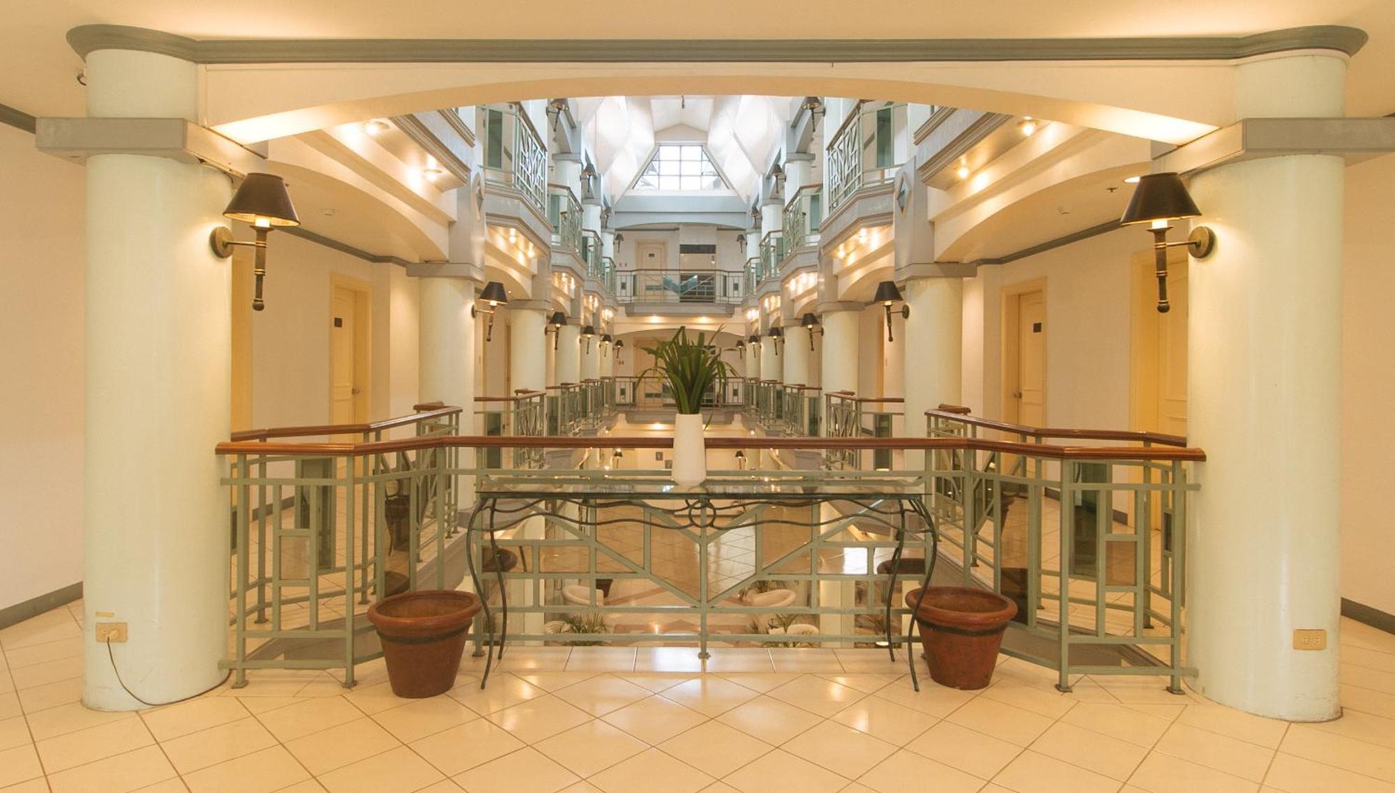 Royal Am Rei Hotel By Reddoorz Bacolod Bagian luar foto