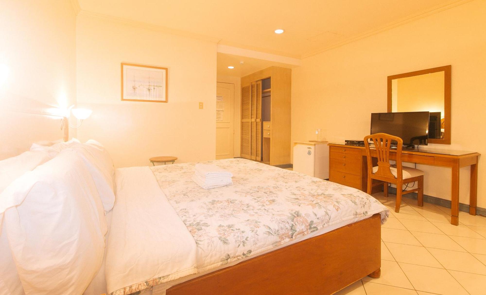 Royal Am Rei Hotel By Reddoorz Bacolod Bagian luar foto