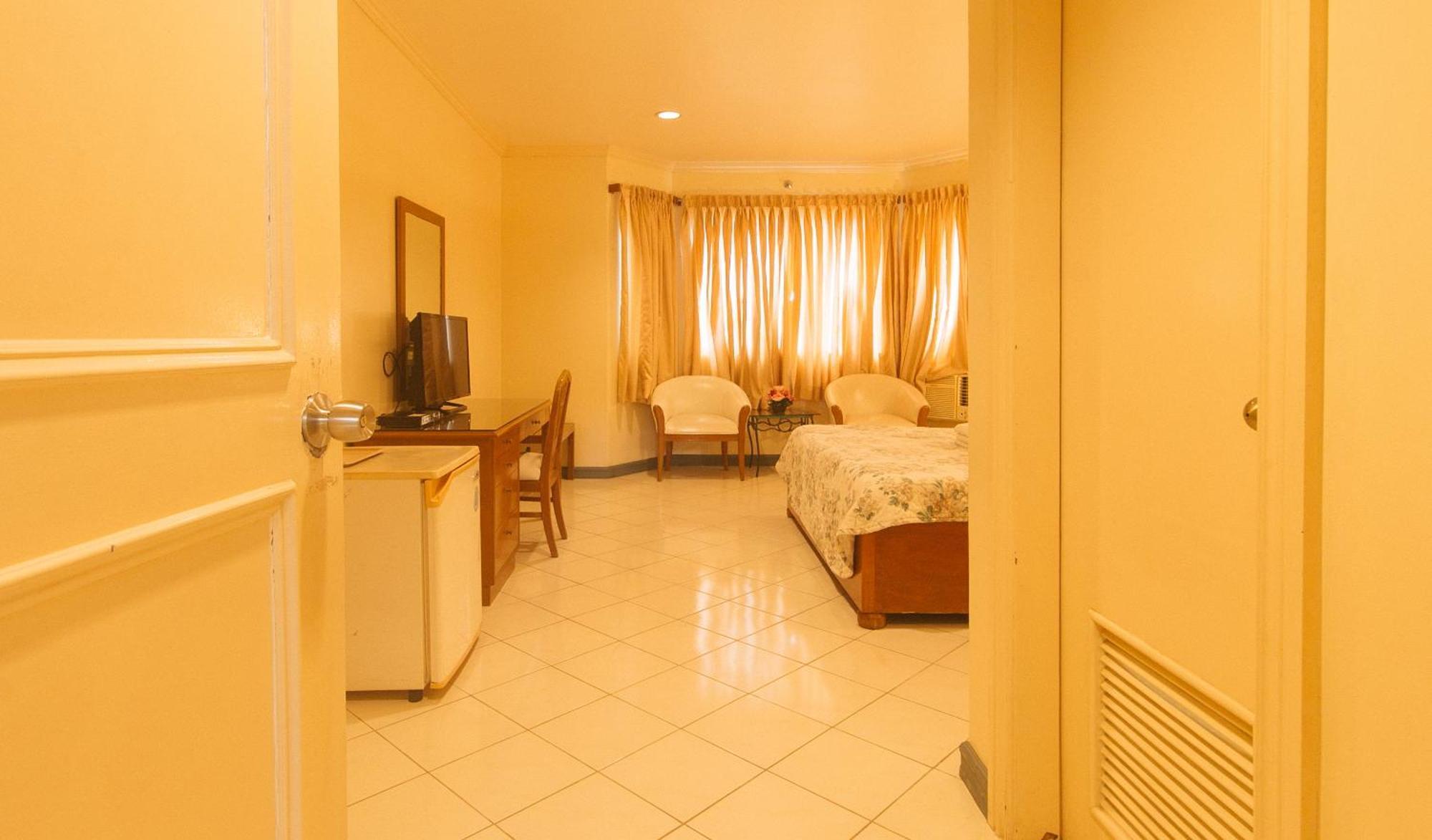 Royal Am Rei Hotel By Reddoorz Bacolod Bagian luar foto