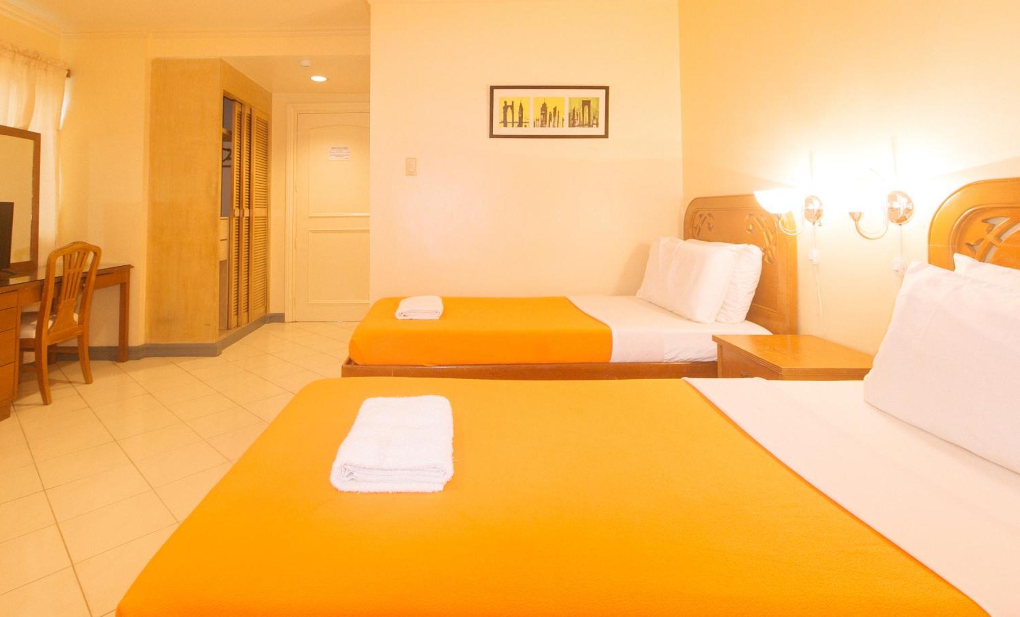 Royal Am Rei Hotel By Reddoorz Bacolod Bagian luar foto