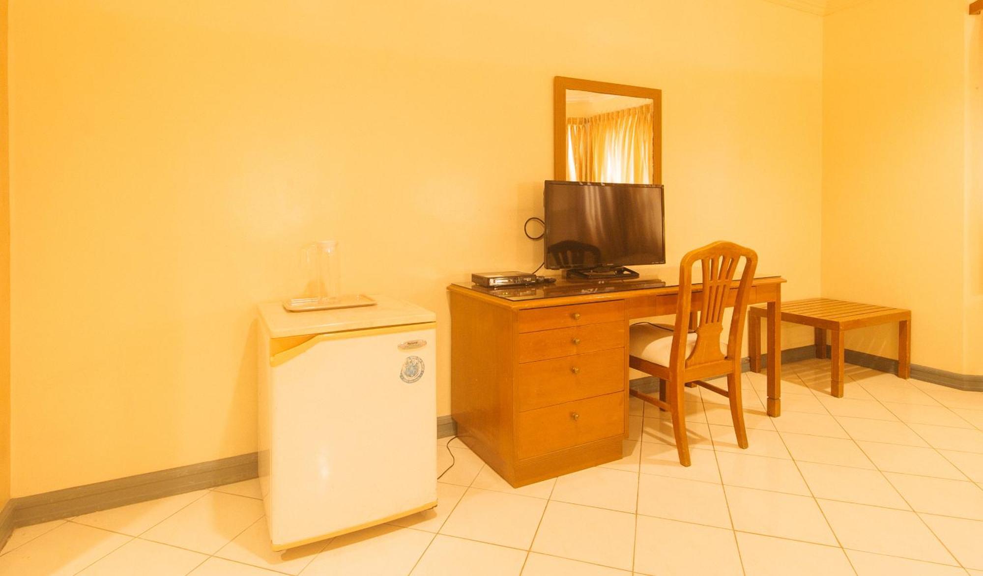 Royal Am Rei Hotel By Reddoorz Bacolod Bagian luar foto