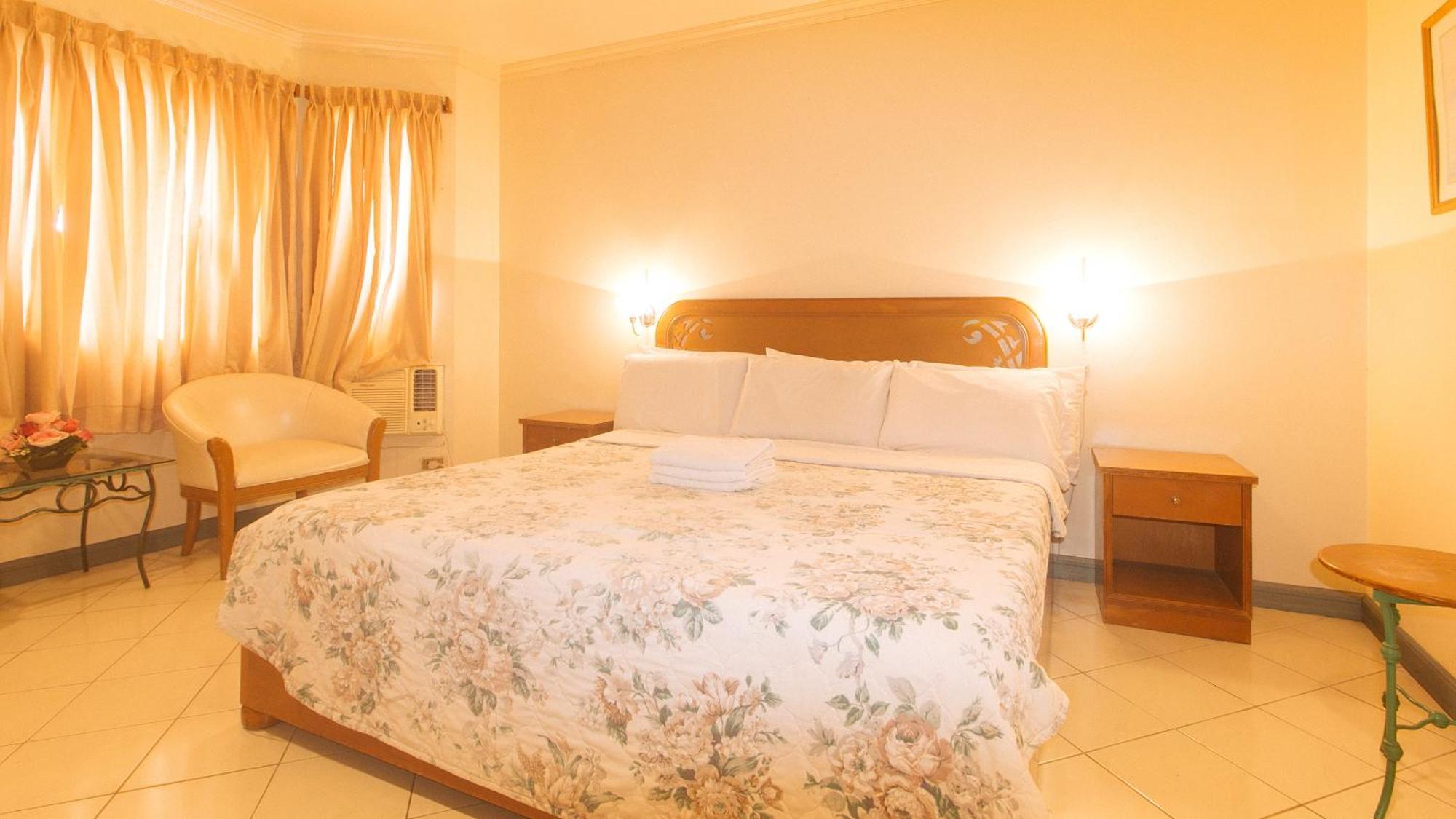 Royal Am Rei Hotel By Reddoorz Bacolod Bagian luar foto