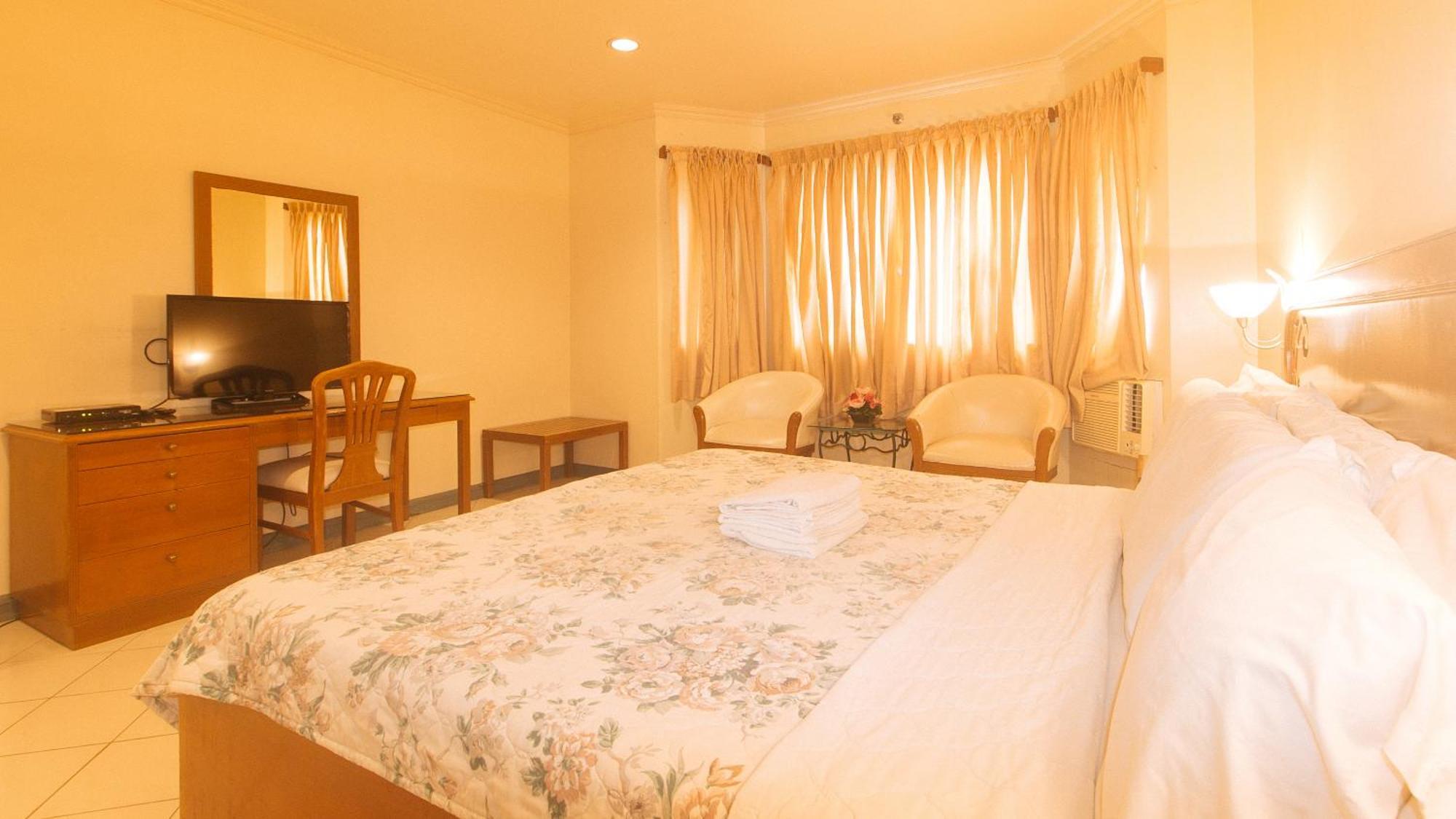 Royal Am Rei Hotel By Reddoorz Bacolod Bagian luar foto