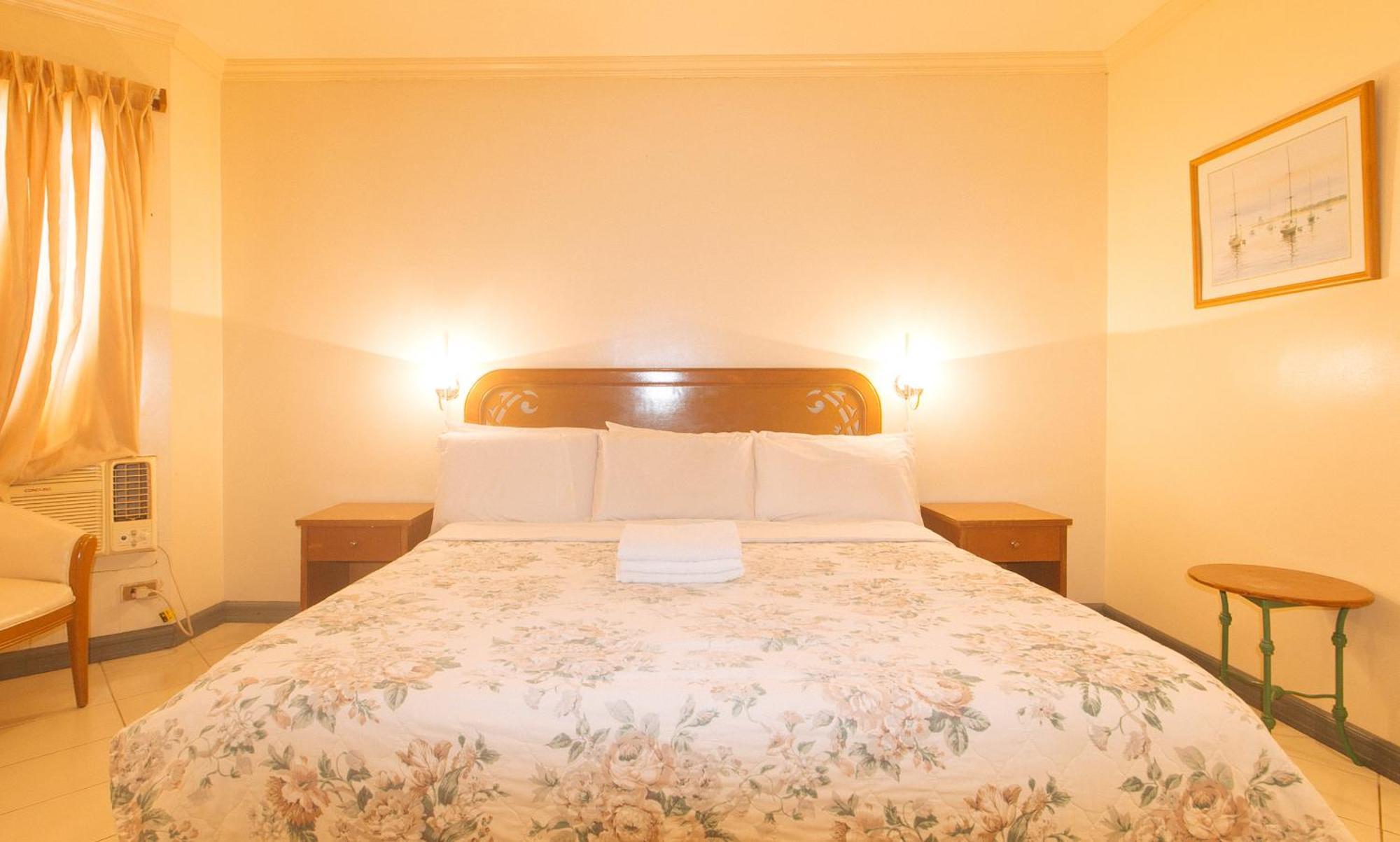Royal Am Rei Hotel By Reddoorz Bacolod Bagian luar foto