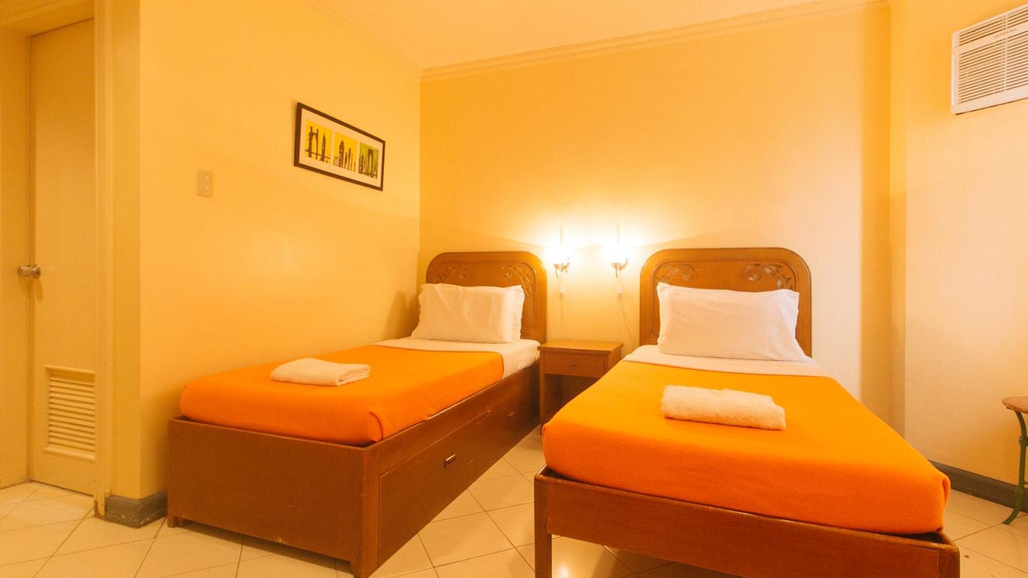 Royal Am Rei Hotel By Reddoorz Bacolod Bagian luar foto