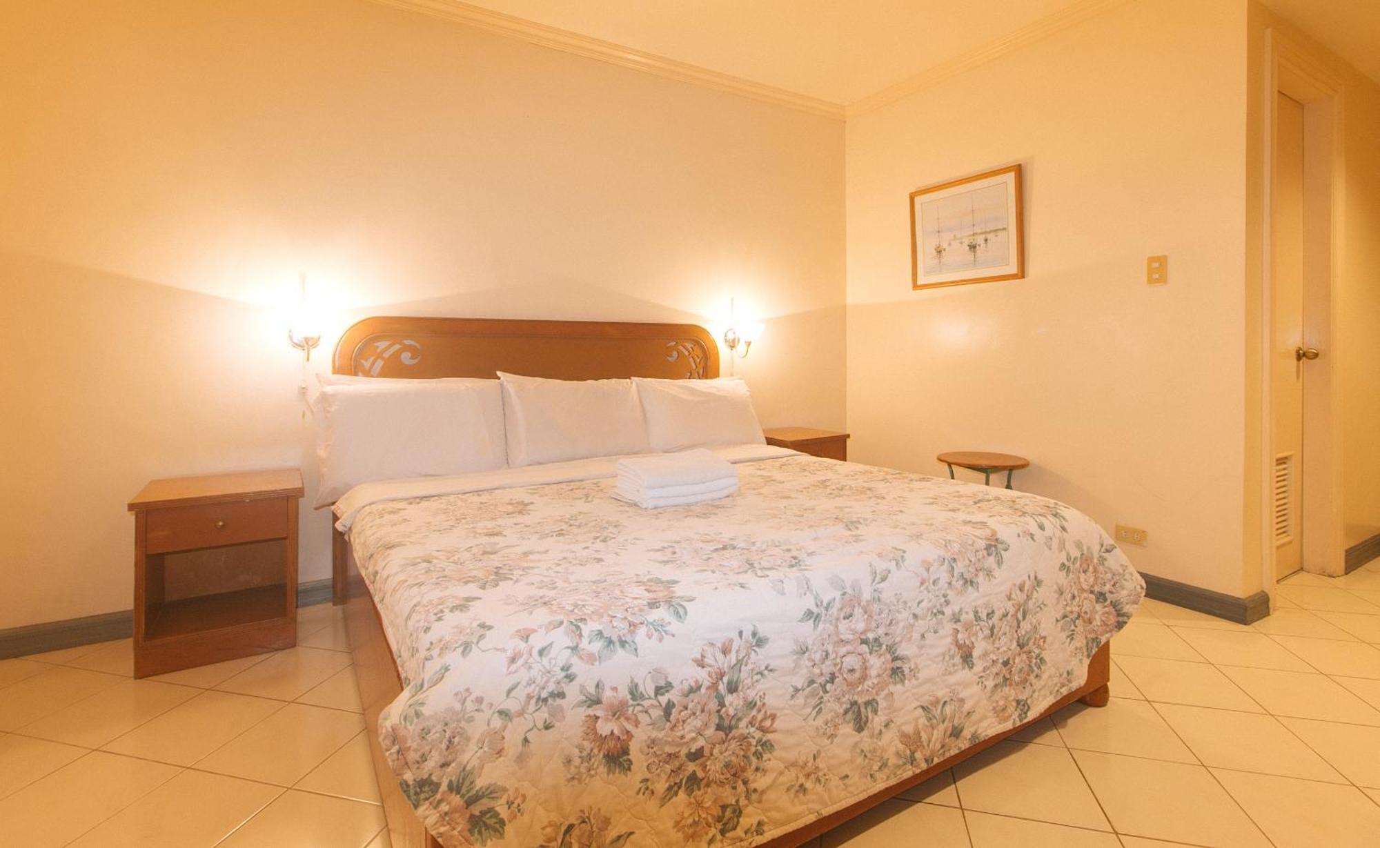 Royal Am Rei Hotel By Reddoorz Bacolod Bagian luar foto