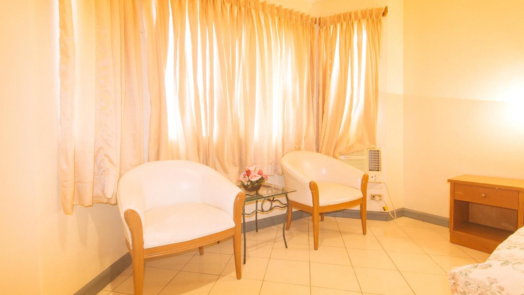Royal Am Rei Hotel By Reddoorz Bacolod Bagian luar foto