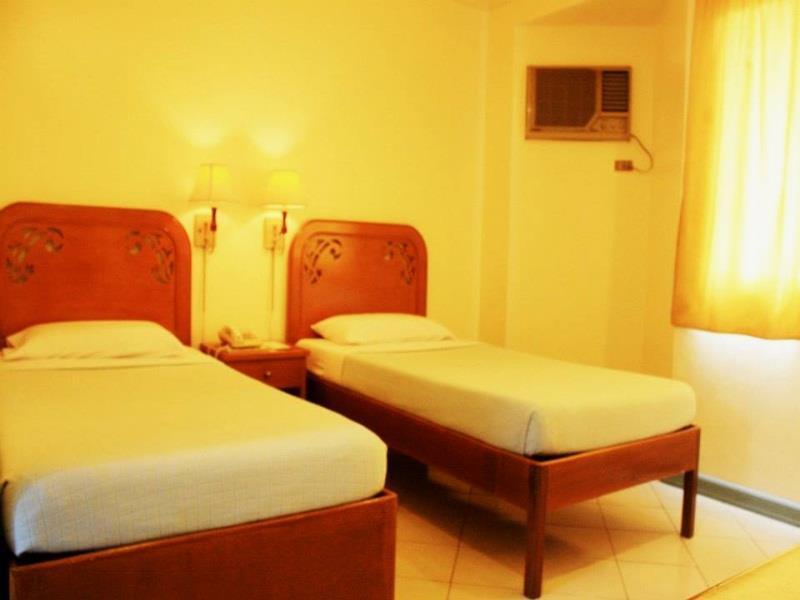 Royal Am Rei Hotel By Reddoorz Bacolod Bagian luar foto